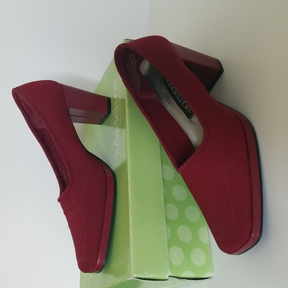 Red Madeline Stuart size 6 pumps